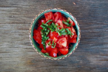 Fesleğenli taze domates salatası