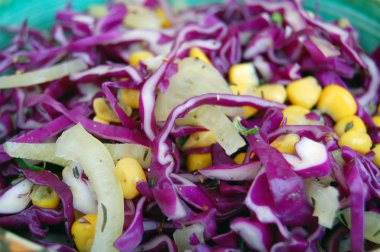 Tatlı Mısır rustik ahşap masa üzerinde seramik kase taze kırmızı lahana salatası