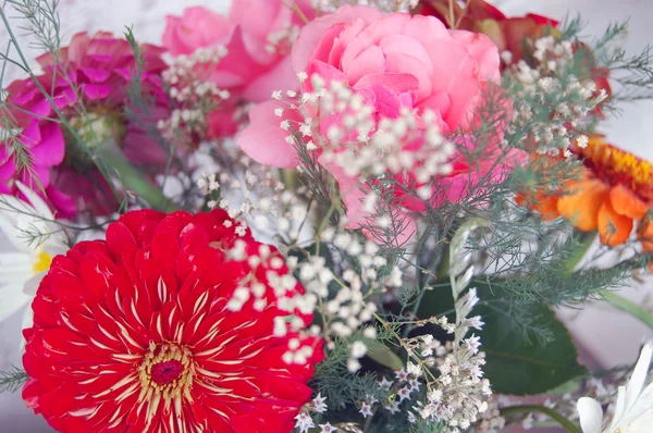 화려한 여름 꽃의 아름 다운 부케 — 스톡 사진