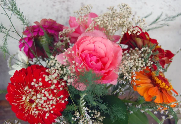 Buchet frumos de flori colorate de vară — Fotografie, imagine de stoc
