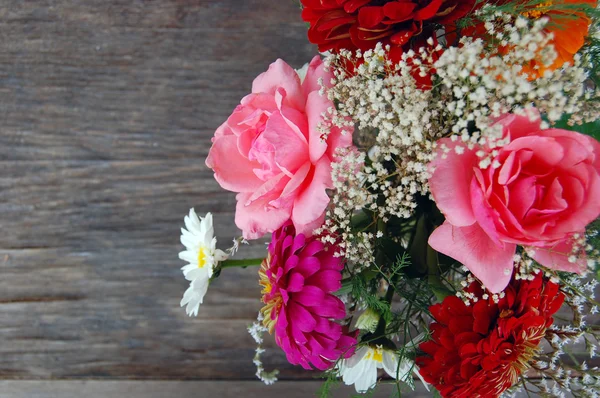 Hermoso ramo de flores de verano de colores — Foto de Stock