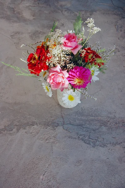 Mooi boeket van kleurrijke zomerbloemen — Stockfoto