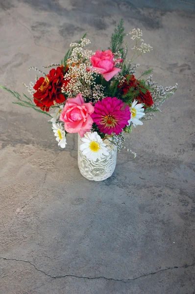 Hermoso ramo de flores de verano de colores — Foto de Stock