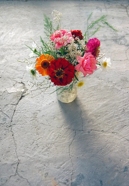 Mooi boeket van kleurrijke zomerbloemen — Stockfoto