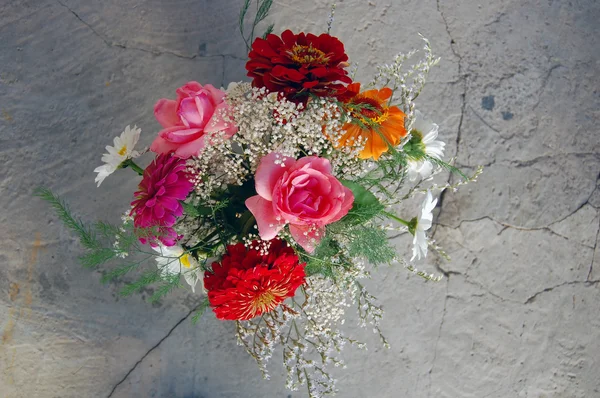 Hermoso ramo de flores de verano de colores — Foto de Stock