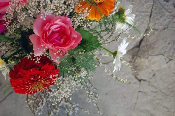 Beau bouquet de fleurs d'été colorées — Photo