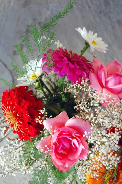 Vacker bukett av färgglada sommarblommor — Stockfoto