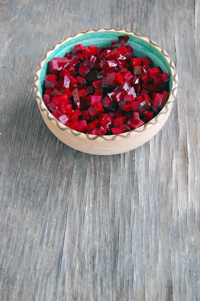 Ensalada de remolacha fresca en tazón de cerámica sobre mesa de madera rústica — Foto de Stock