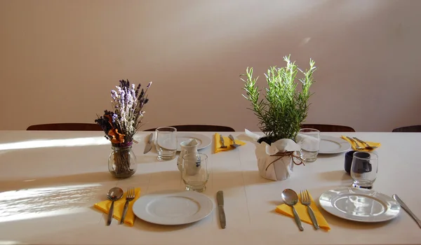 Hermoso interior de la habitación de verano con mesa para la cena, lleno de luz solar —  Fotos de Stock