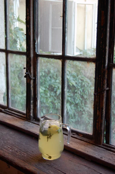 Свіжий лимонад з м'ятою, зі старим дерев'яним фоном вікна — стокове фото