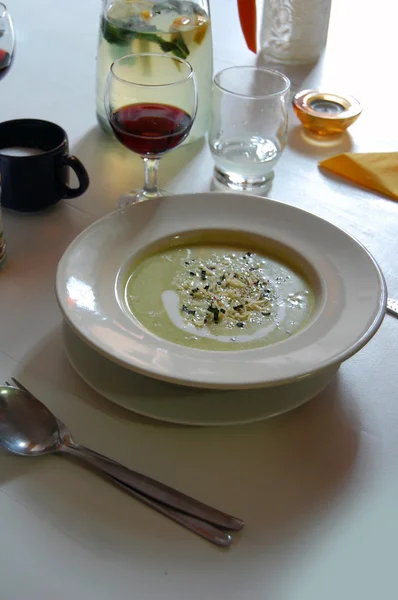 Détail de la table à manger avec soupe aux pois verts — Photo