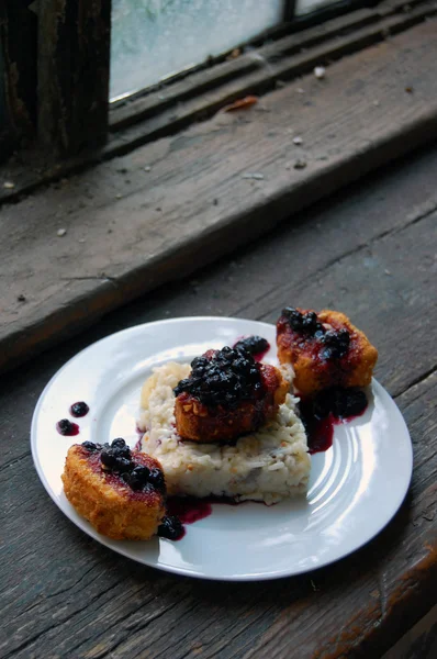 Vegetarische diner met gepaneerd Camembert kaas — Stockfoto