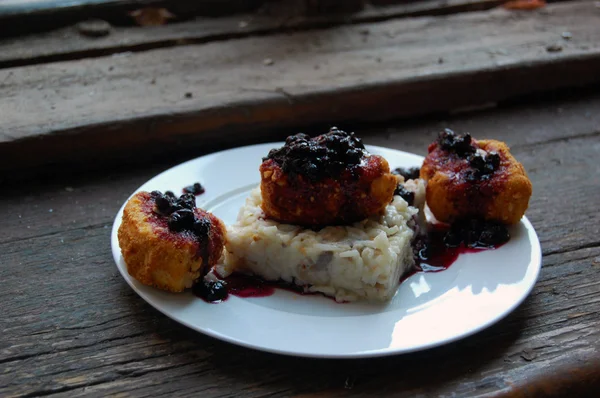 Vegetarian dinner with breaded Camembert cheese, — Stock Photo, Image