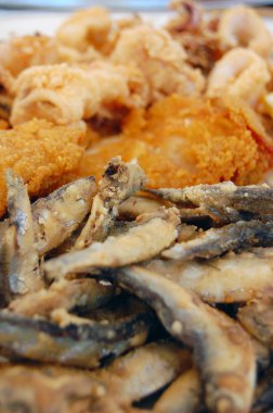 Kızarmış deniz ürünleri