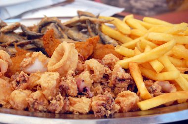 derin kızarmış deniz ürünleri patates ile