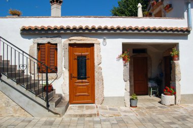 eski binanın cephe ile sokak görünümü