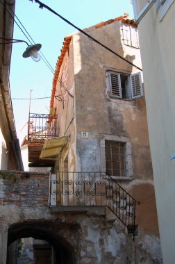 eski binanın cephe ile sokak görünümü