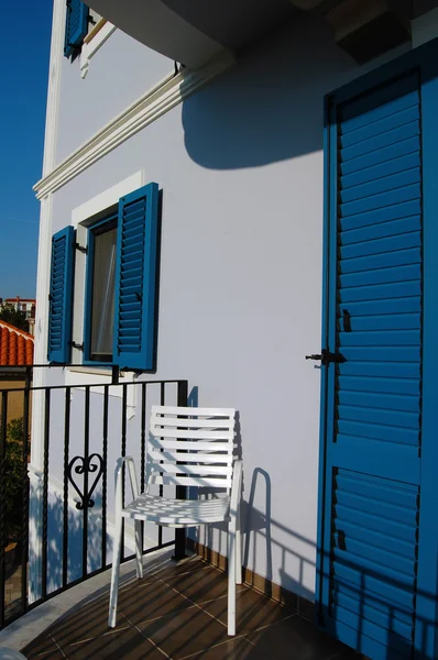 Mooi terras of balkon met een kleine tafel, stoelen en blauwe jaloezieën — Stockfoto