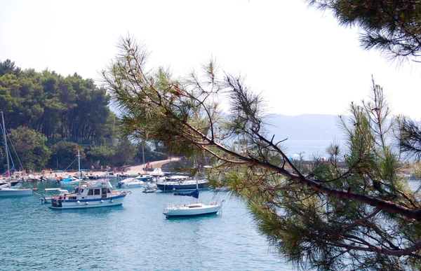 Mooie zomerse uitzicht op de Adriatische Zee zien met boten in Kroatië — Stockfoto