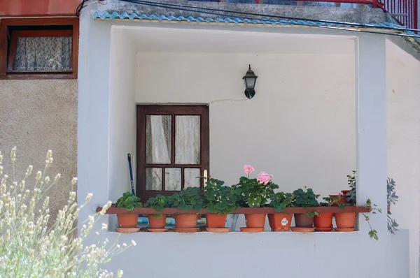 Detail der Fassade des alten Gebäudes mit Fenstern — Stockfoto