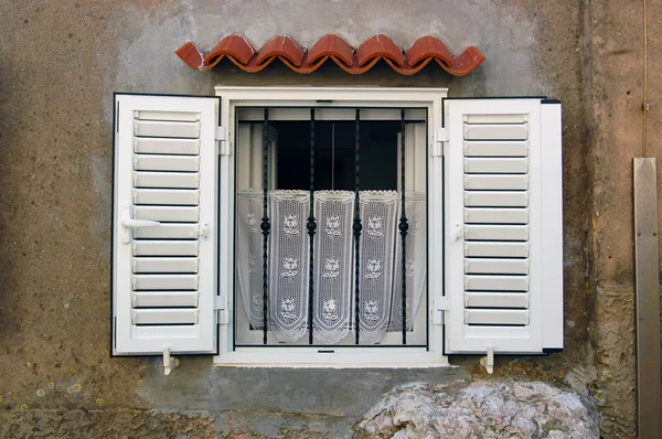 Detalhe da fachada do edifício antigo com janelas — Fotografia de Stock