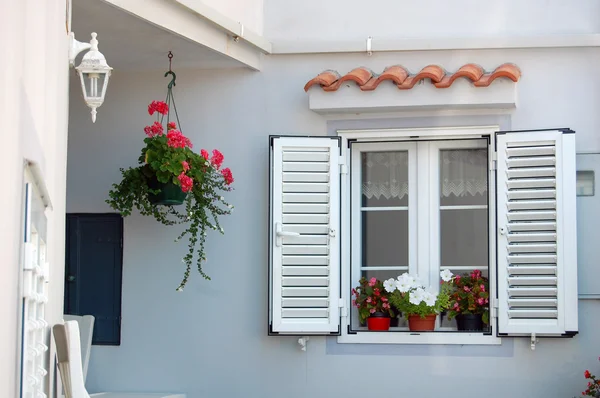 Detalle de la fachada del antiguo edificio con ventanas — Foto de Stock