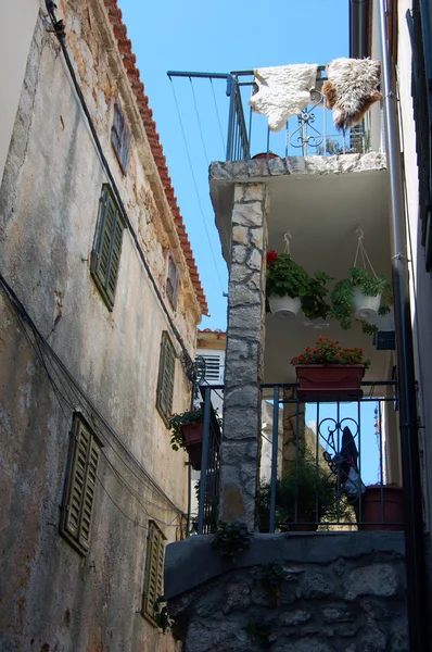 Vista de rua com prédio antigo — Fotografia de Stock