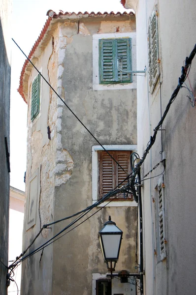 Straatmening met oude gebouw — Stockfoto