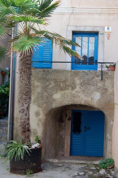 Straatmening met oude gebouw — Stockfoto