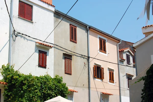 Gatuvy med gamla byggnadens fasad — Stockfoto