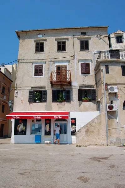 Straßenansicht mit der Fassade des alten Gebäudes — Stockfoto