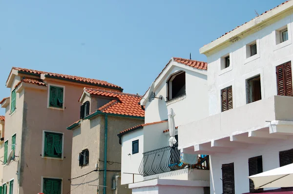 Vue sur la rue avec façade du vieil immeuble — Photo