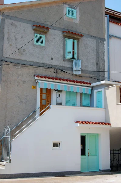 Vista strada con vecchio edificio — Foto Stock