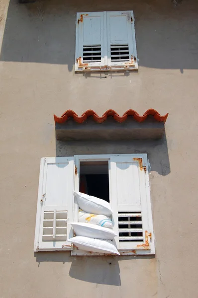 Részletesen a régi épület homlokzata a windows — Stock Fotó