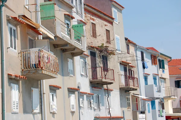 Straatmening met oude gebouw gevel in Kroatië — Stockfoto