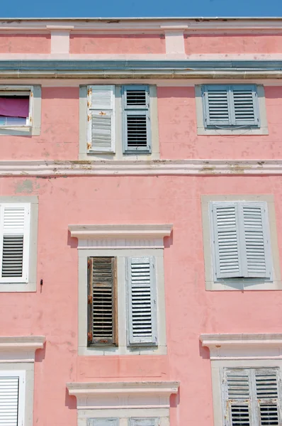 昔の建物のファサードは windows を詳細します。 — ストック写真