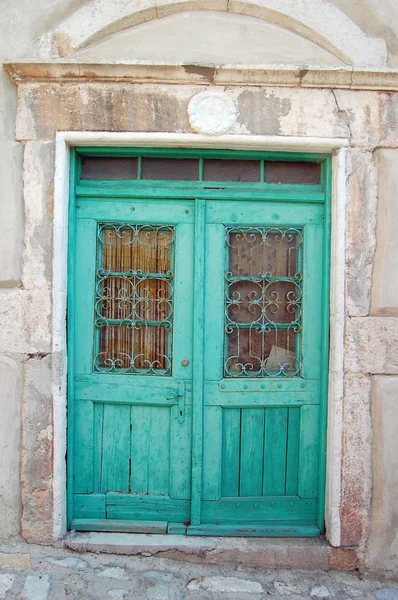 Detalle de la fachada del antiguo edificio con puerta — Foto de Stock