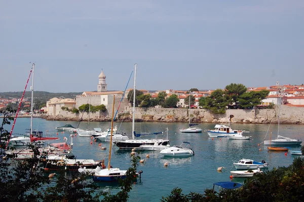 Kroatien med gamla byggnader och båtar — Stockfoto