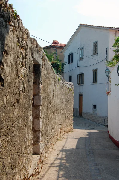 Straatmening met oude gebouw — Stockfoto