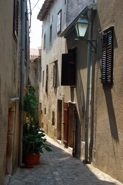 Vista de rua com edifícios antigos — Fotografia de Stock
