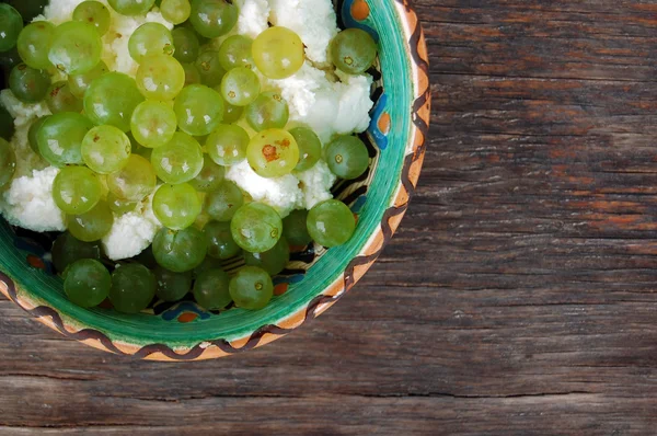 Grapes and curd cheese