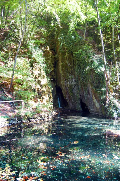 A kis vízesés-hegy és a tó barlang — Stock Fotó