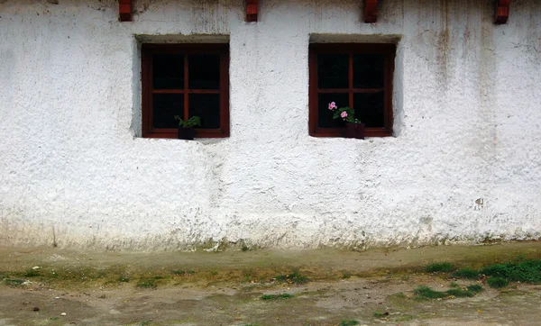 Деталь фасаду старої будівлі з вікнами — стокове фото