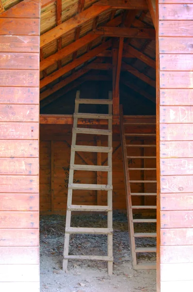 Due scale in soffitta di legno — Foto Stock