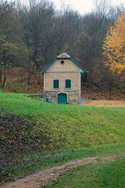 Traject naar een oud gebouw — Stockfoto