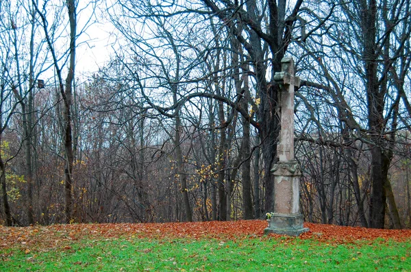 Kruis op de groene heuvel — Stockfoto