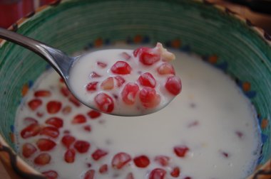 Nar ile bir kase yoğurt