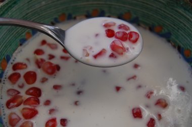 Nar ile bir kase yoğurt