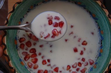 Nar ile bir kase yoğurt