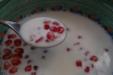 Nar ile bir kase yoğurt